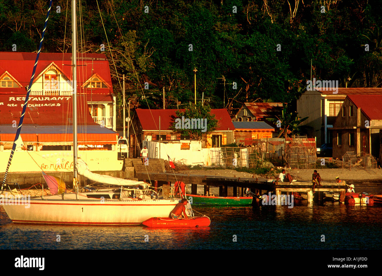 Cruising Yacht au quai à Deshaies Guadeloupe Caraïbes Banque D'Images