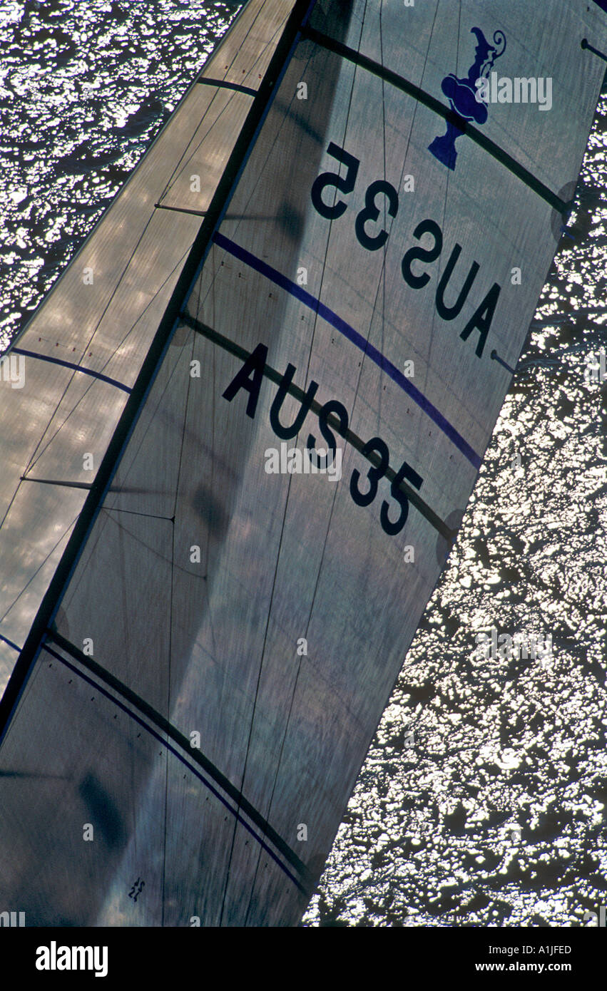 Numéro de course et l'Americas Cup logo sur la voile de l'entrée de l'Australie dans l'America's Cup à San Diego en Californie, USA Banque D'Images