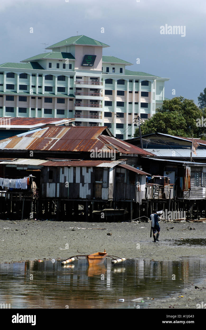 La ville moderne d'empiéter sur l'eau de Malaisie village Banque D'Images