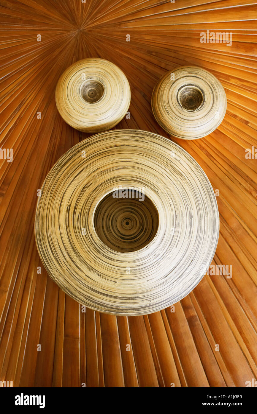 Close-up de trois pots d'argile sur un socle en bois Banque D'Images