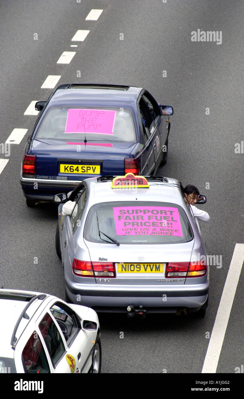 Les taxis se déplacent lentement ramener le M4 est lié à l'arrêt dans une protestation contre la taxe sur le carburant à Newport Gwent South Wales UK Banque D'Images