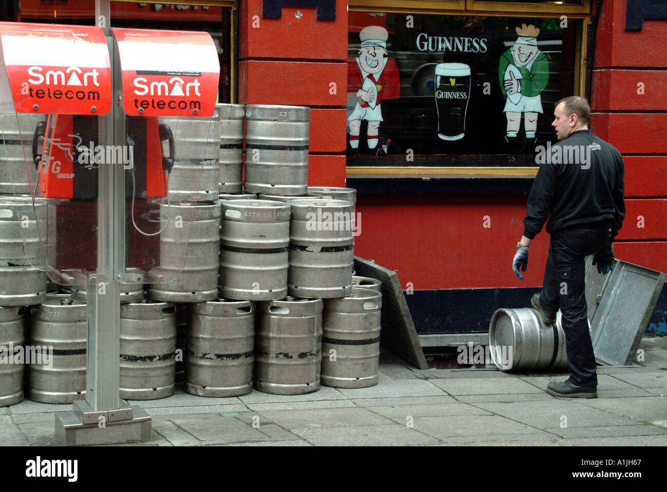 La prestation de barils de bière Drayman en cave de pub de Temple Bar Dublin Irlande du sud Eire Banque D'Images