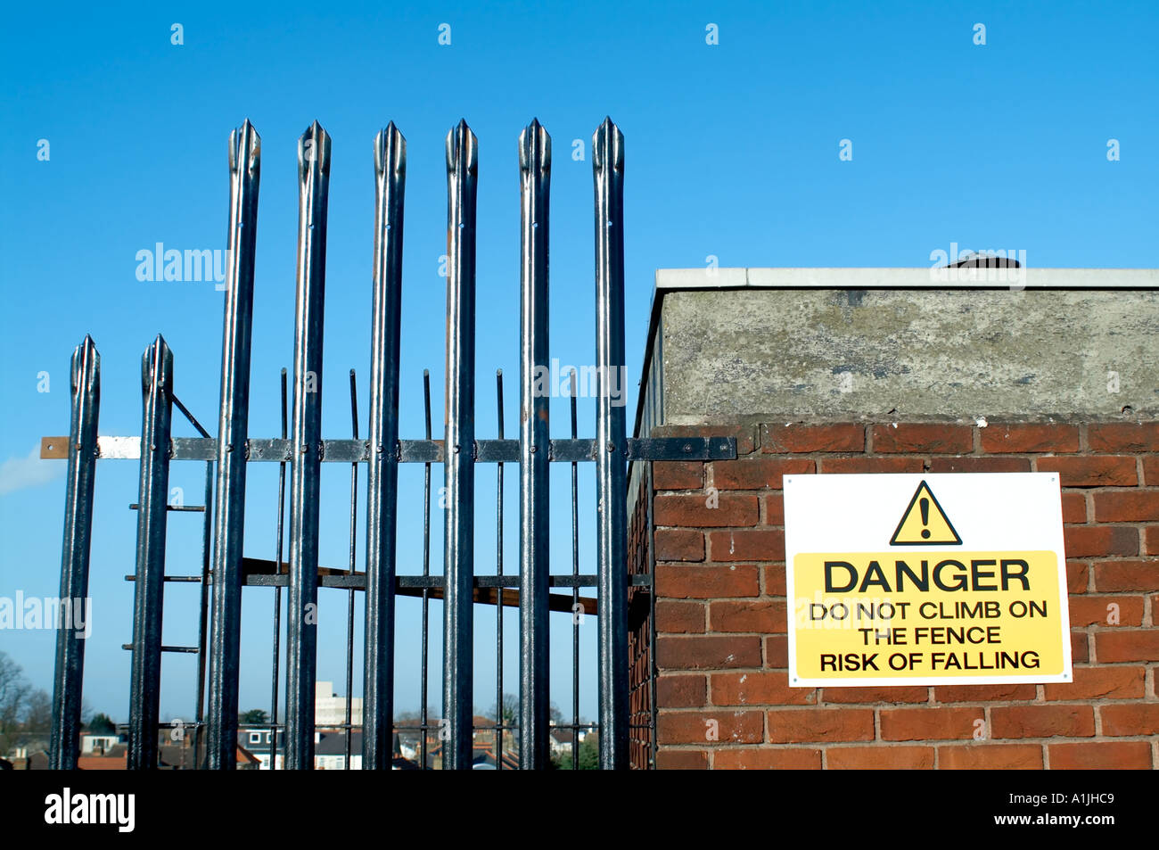 Inscrivez-vous sur le mur de clôture ne pas monter sur le risque de chute Banque D'Images