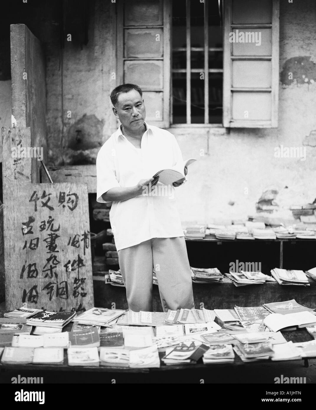 Man reading a book Banque D'Images