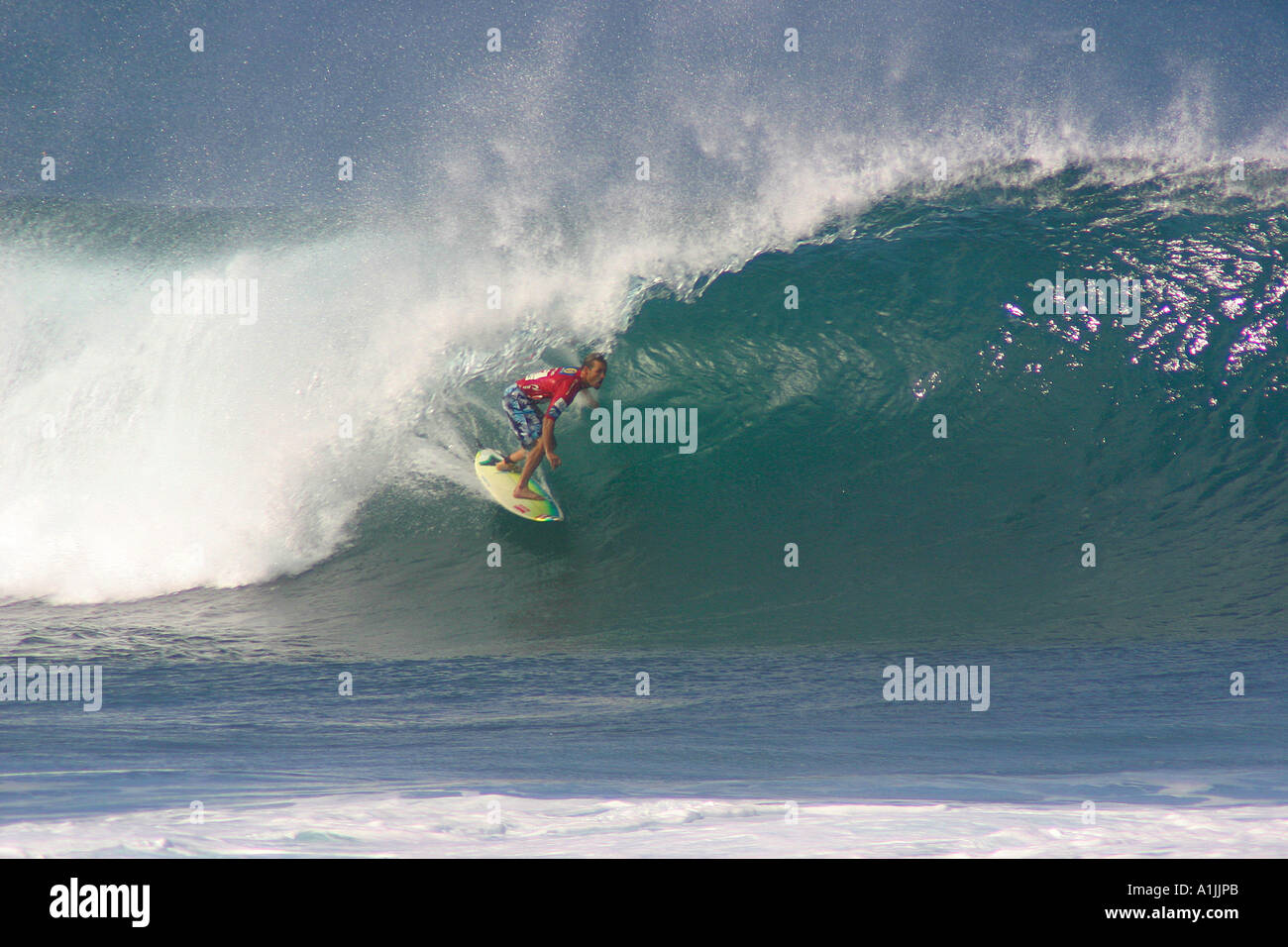 Damien surf Renzo Bailini Pipeline, Oahu Hawaii Côte-Nord Banque D'Images