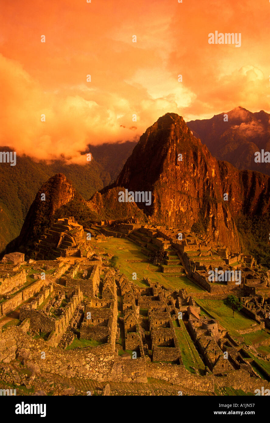Le lever du soleil, le Machu Picchu, cité perdue des Incas, la vallée de la rivière Urubamba, au Pérou, en Amérique du Sud Banque D'Images
