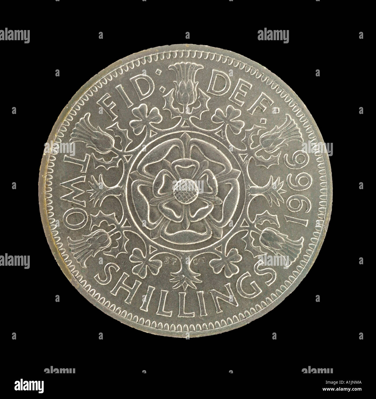 La reine Elizabeth II Regina 2 Reg 2 shilling deux décimales pré 24 vingt quatre pence vieux manteau rose vif argent armes Banque D'Images