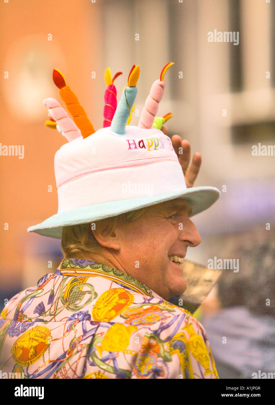 Amsterdam - amusant jeu de caractères local portant chapeau joyeux anniversaire avec des bougies Banque D'Images