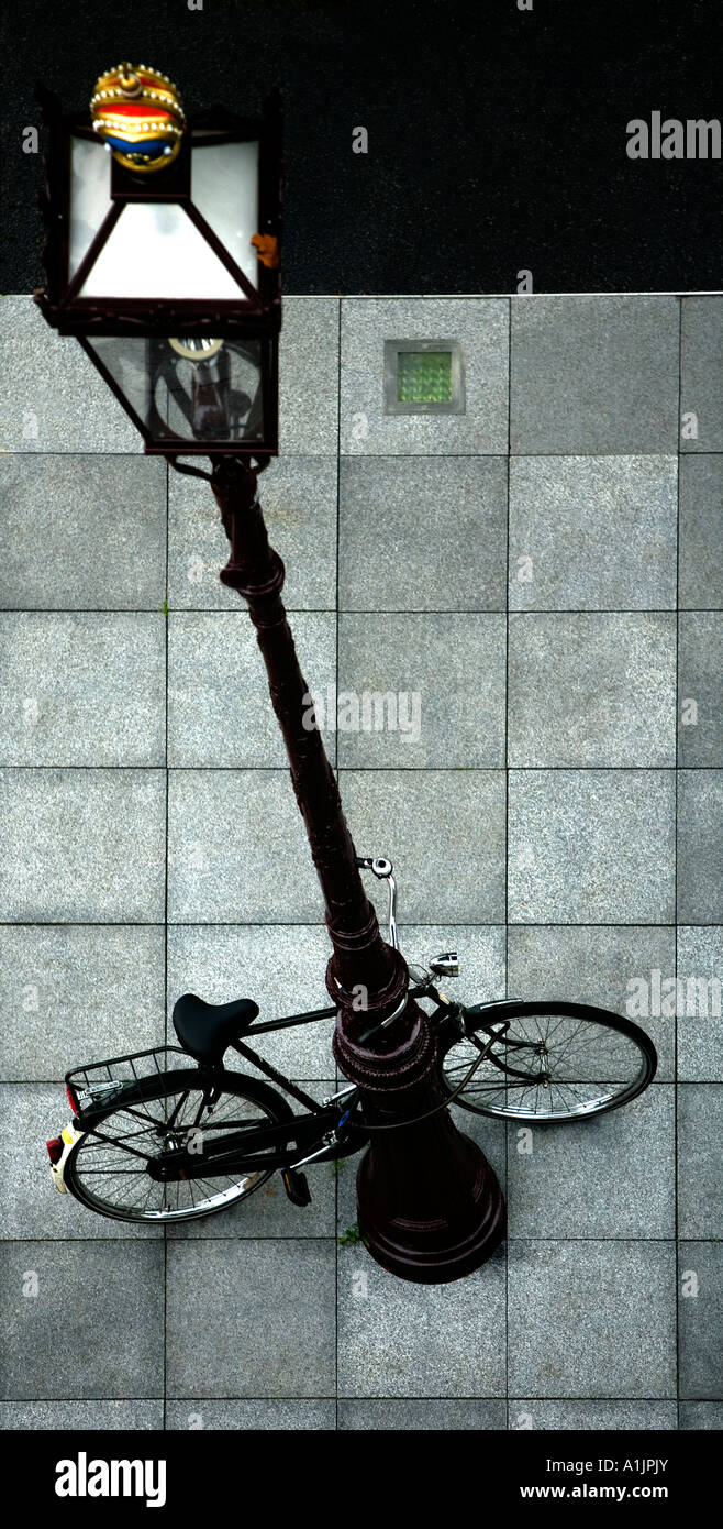 Amsterdam - Bike et lampe-post, d'en haut Banque D'Images
