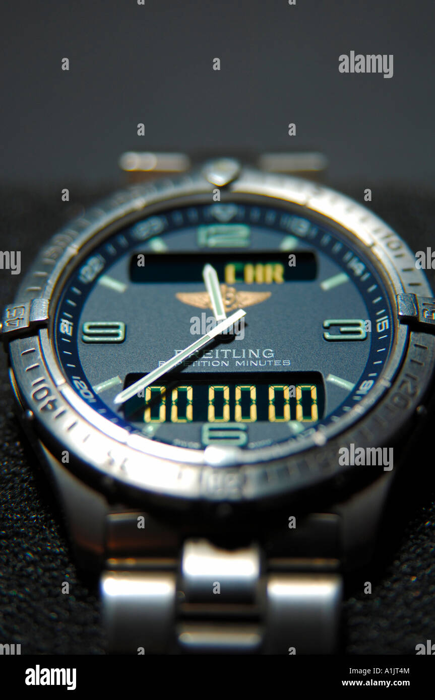 Breitling Aerospace répétition minutes fond noir montre-bracelet pour  hommes titane Photo Stock - Alamy