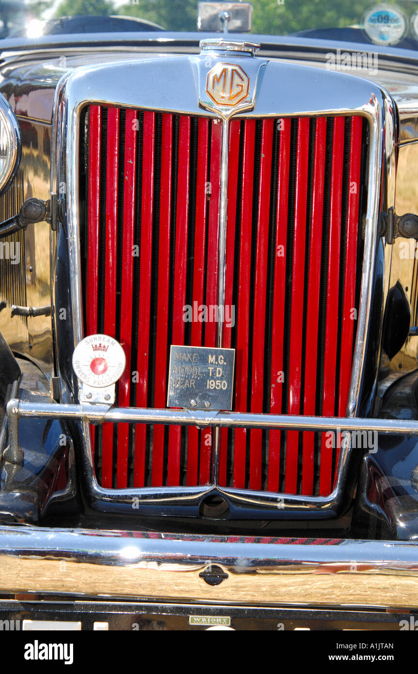 Close up of vintage MG motor car rouge calandre Banque D'Images