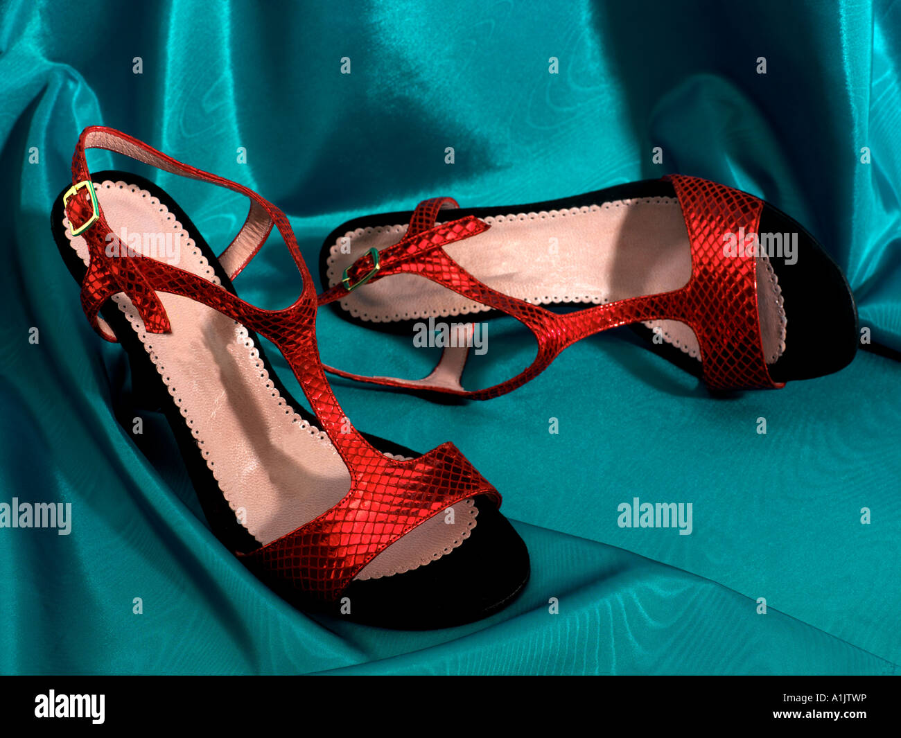 Chaussures Tango rouge sur la soie Turquoise Banque D'Images