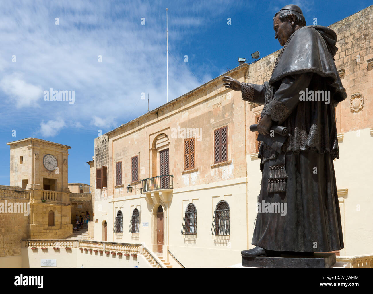 Statue en bronze du Pape Pie IX à l'extérieur de la cathédrale dans la citadelle, Victoria (ou Rabat), Gozo, Malte Banque D'Images
