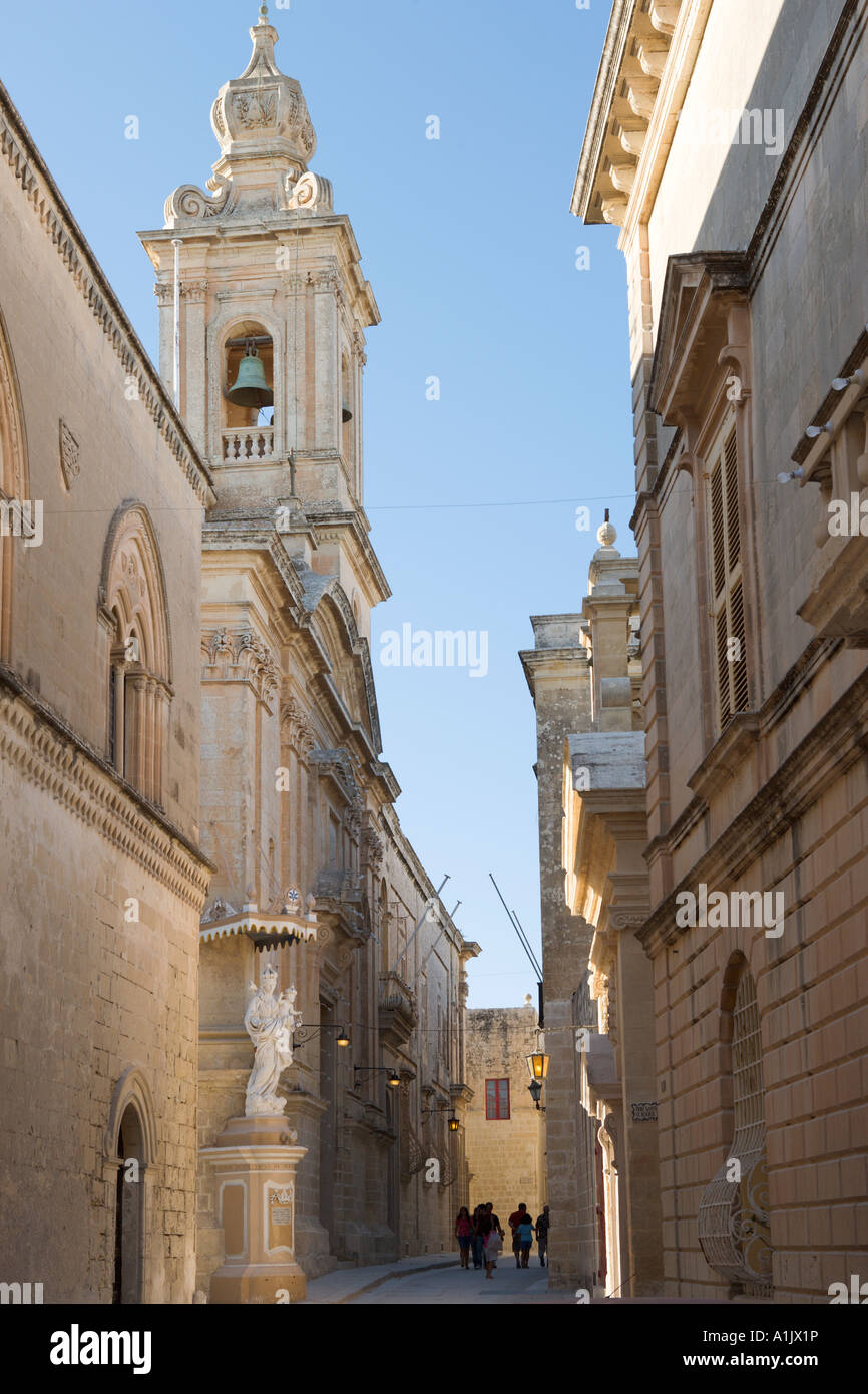 Rue typique de la ville médiévale fortifiée de Mdina (une fois la capitale de l'île), Malte Banque D'Images