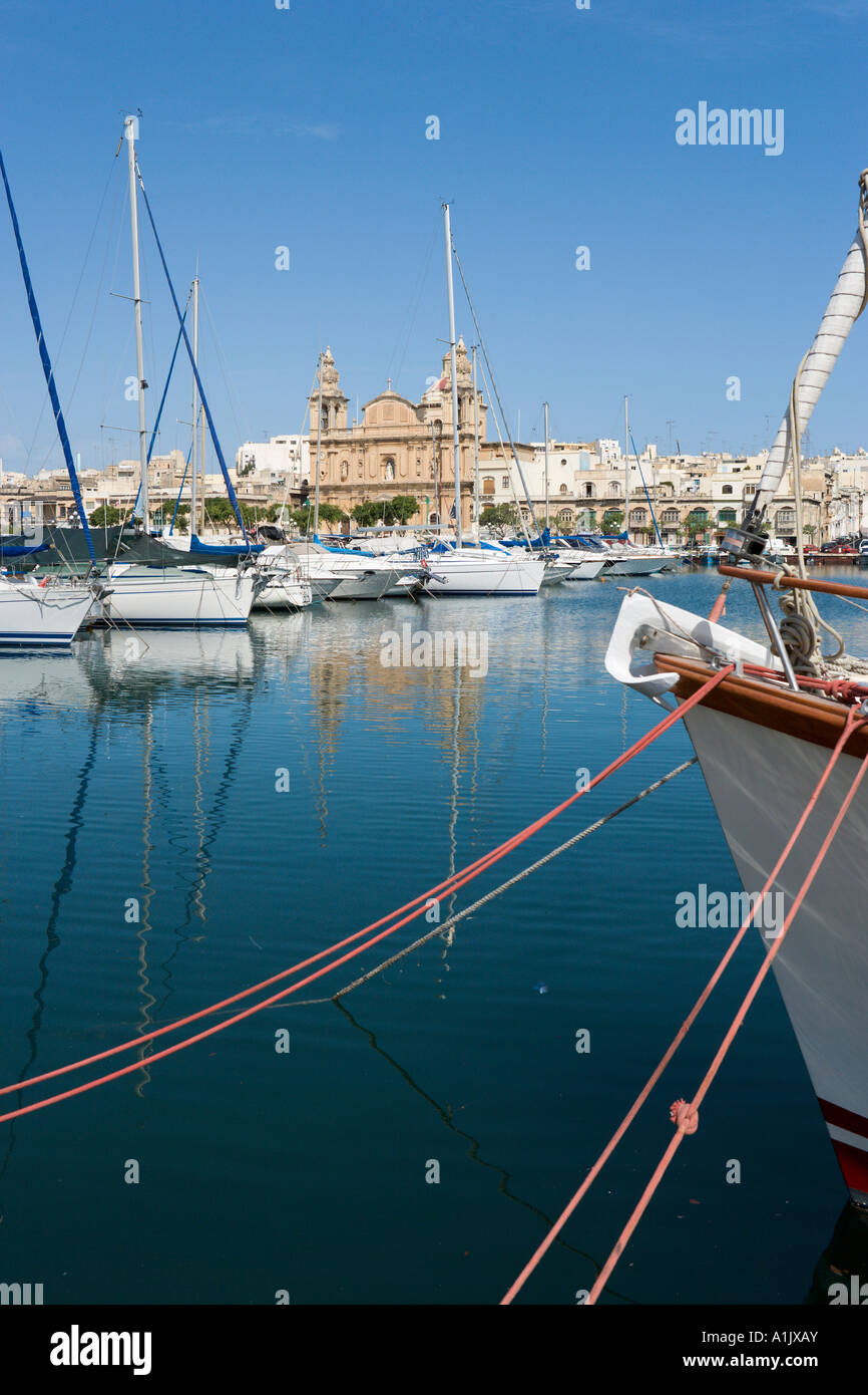 Marina et Église de Saint Joseph, Msida Creek, Malte Banque D'Images