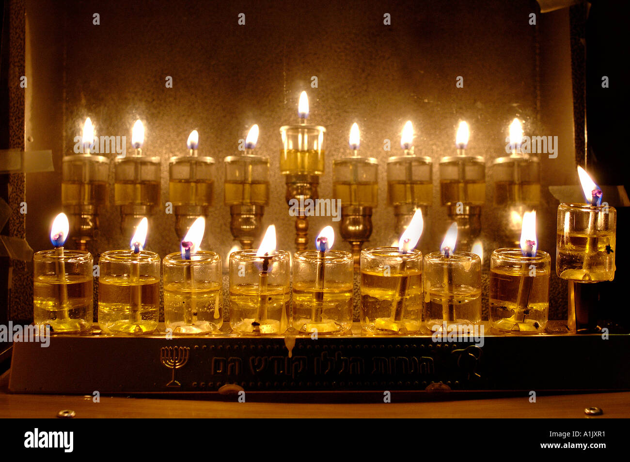 L'huile d'olive 9 bougies sur un chandelier Menorah sur le 8e jour de la  fête juive de Hanoukka, la fête des lumières Photo Stock - Alamy
