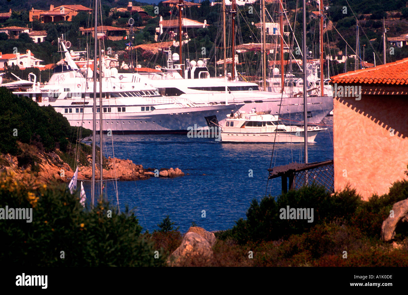 Puissance de luxe yachts croiseurs et Porto Cervo Sardaigne Italie Banque D'Images