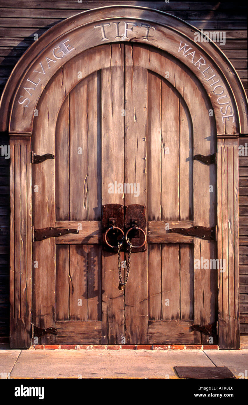 Porte en arche avec loquets métalliques, Key West, Florida Keys, Floride, USA Banque D'Images