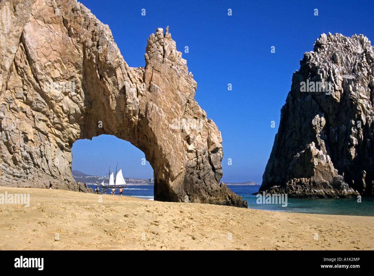 L'Arc frames un voilier entrant dans la baie de Cabo San Lucas, Mexique Photo Stock Alamy