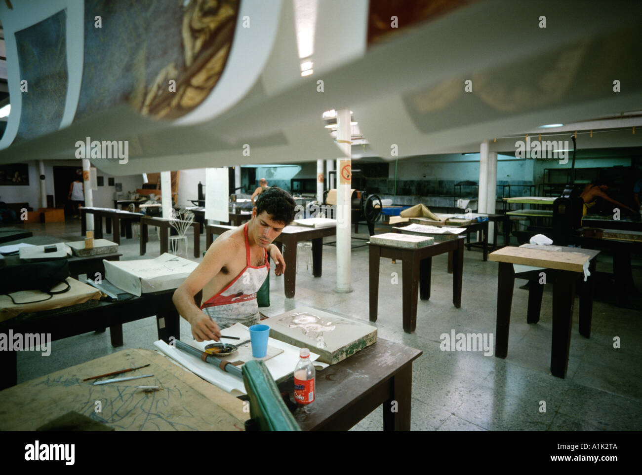 La Havane. Cuba. Artiste au travail à l'atelier expérimental de Grafica atelier de gravure La Habana Vieja (la vieille Havane). Banque D'Images