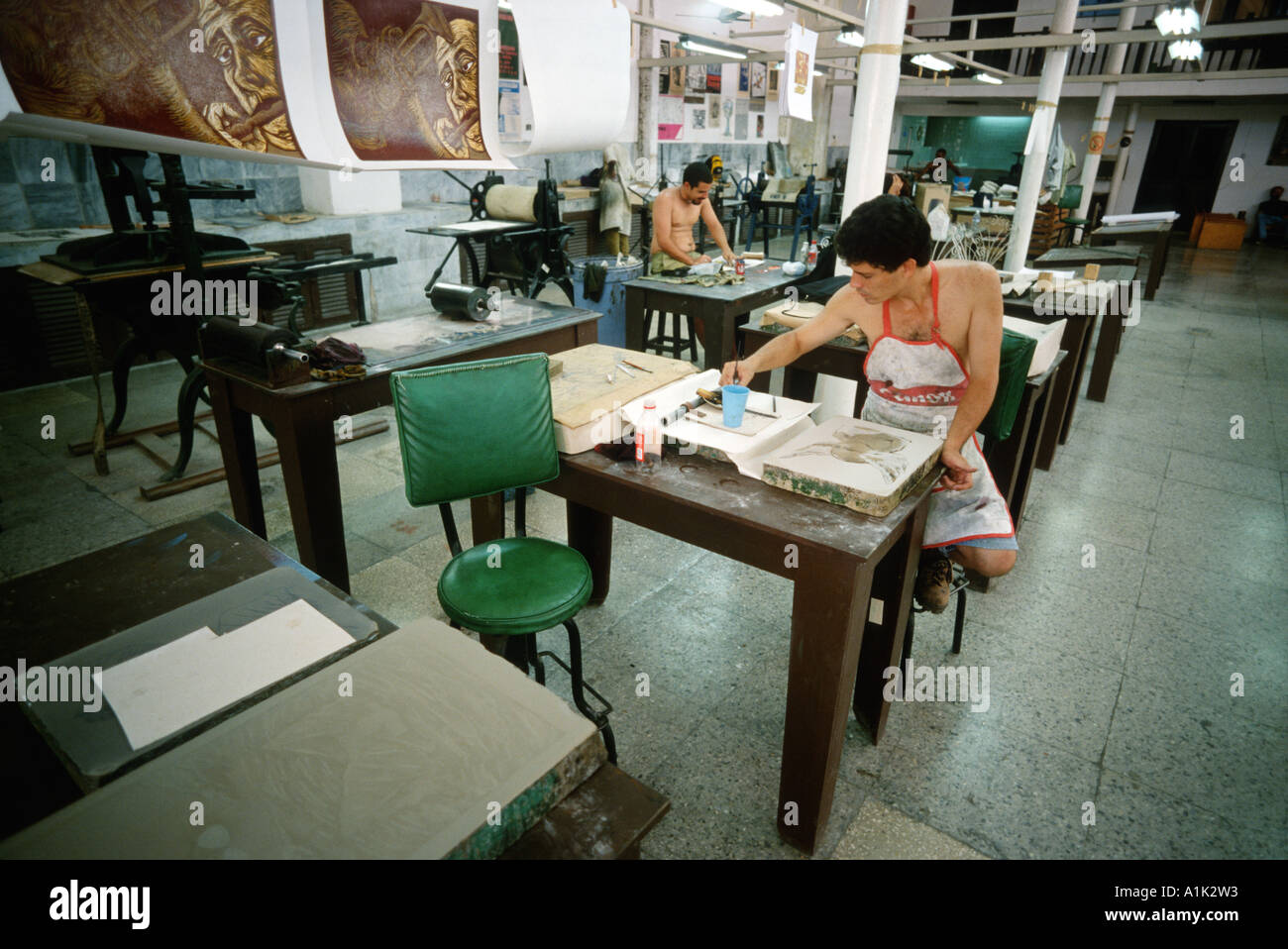 La Havane. Cuba. Artiste au travail à l'atelier expérimental de Grafica atelier de gravure La Habana Vieja (la vieille Havane). Banque D'Images