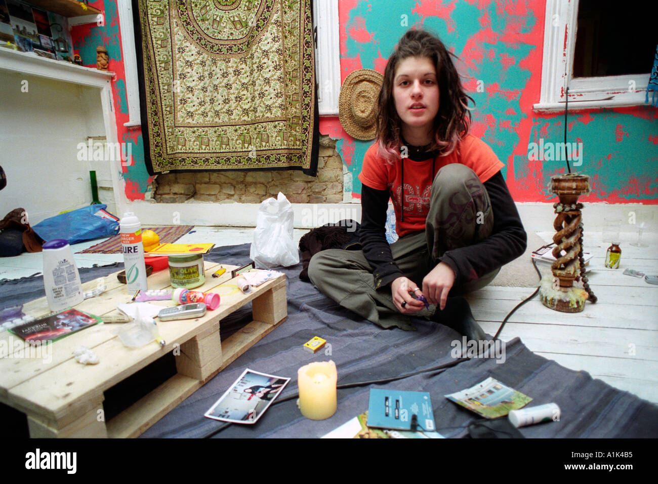 Jeune femme russe vivant dans le sud de Londres squat. Banque D'Images