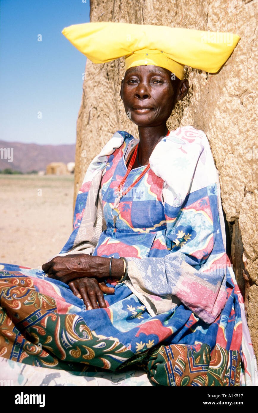 Purros village dans la région nord ouest de la Namibie Kaokoveld Afrique Les Herero s'habiller composé de plusieurs couches et une fois mariée un Banque D'Images