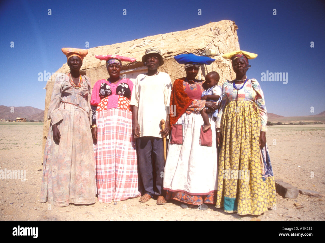 Groupe Herero dans Purros village dans la région nord ouest de la Namibie Kaokoveld Afrique Les Herero s'habiller en plusieurs couches et une fois Banque D'Images