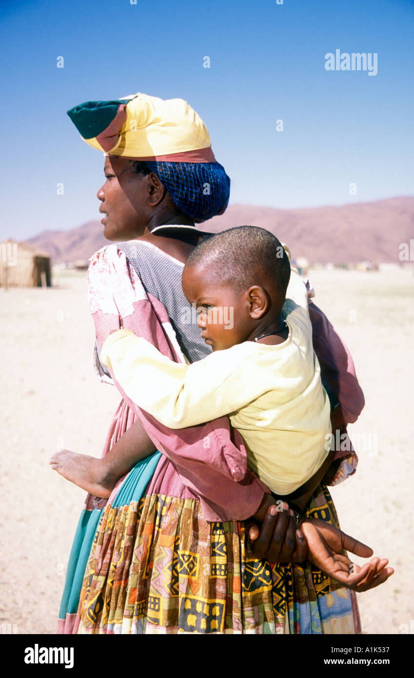 La mère et l'enfant en Herero Purros village dans la région nord ouest de la Namibie Kaokoveld Afrique Les Herero s'habiller composé d Banque D'Images