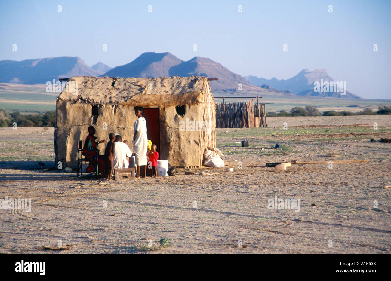 Maison à Purros village dans la région nord ouest de la Namibie Kaokoveld Afrique Les Herero s'habiller composé de plusieurs couches et une fois Banque D'Images