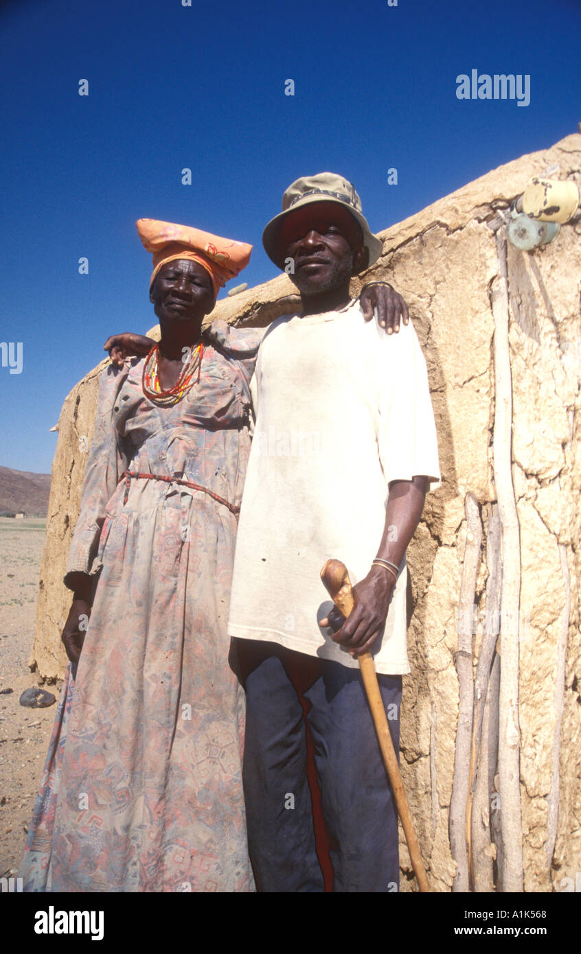 Couple de personnes âgées à Purros village dans la région nord ouest de la Namibie Kaokoveld Afrique Les Herero s'habiller composé de plusieurs couches Banque D'Images