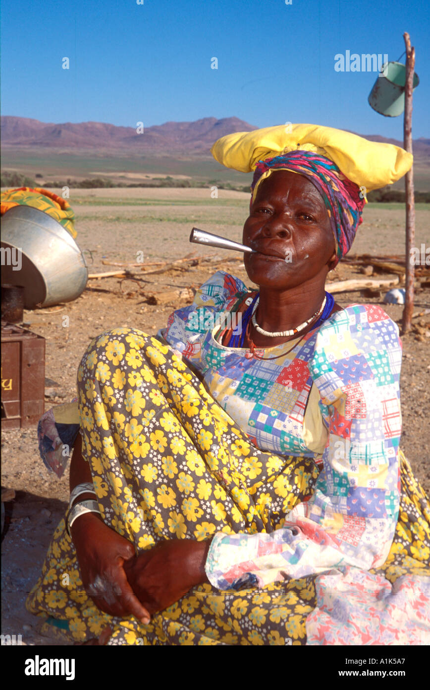 Purros village dans la région nord ouest de la Namibie Kaokoveld Afrique Les Herero s'habiller composé de plusieurs couches et une fois mariée un Banque D'Images