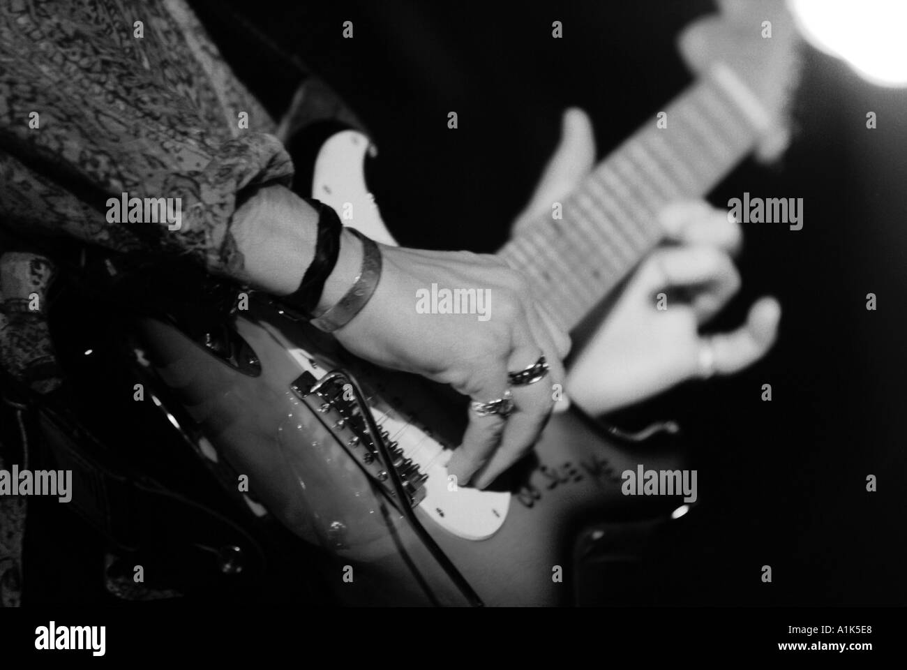 Rock and Roll guitariste guitare loud live music chaîne musican jouer solo  twang bass heavy metal effectuer i nstruments de rendement Photo Stock -  Alamy