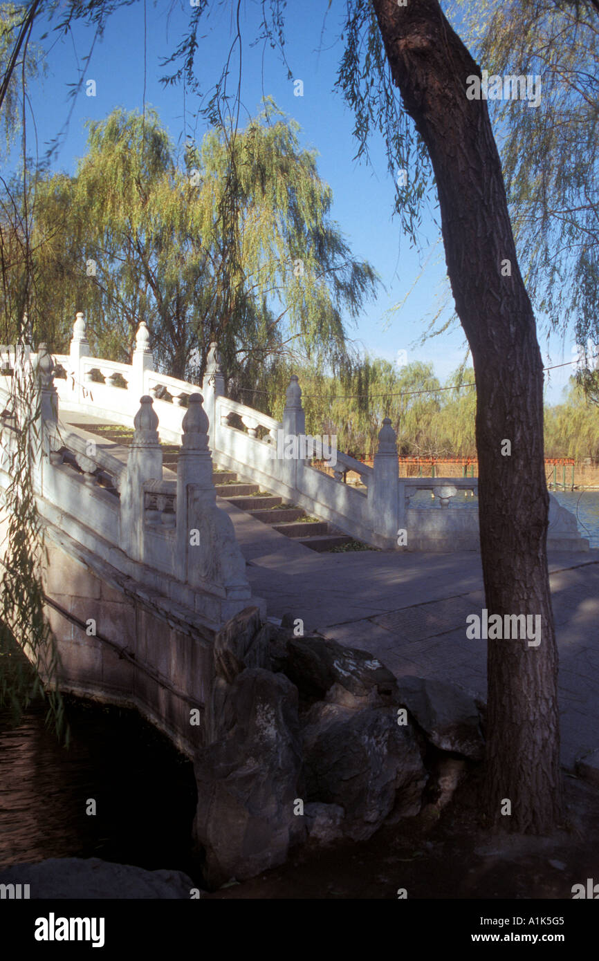 Pont chinois et saule pleureur arbre en automne à l'Ancien Palais d'Beijing Chine Banque D'Images