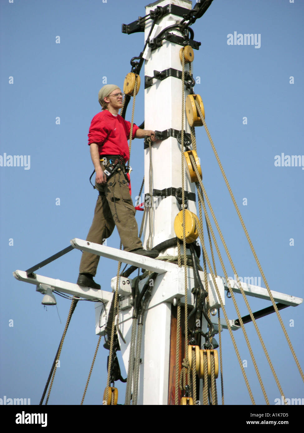 Les travailleurs hommes et femmes n'maintence et réparations sur le grand voilier amarré au Highlander St Clair River Port Huron au Michigan Banque D'Images