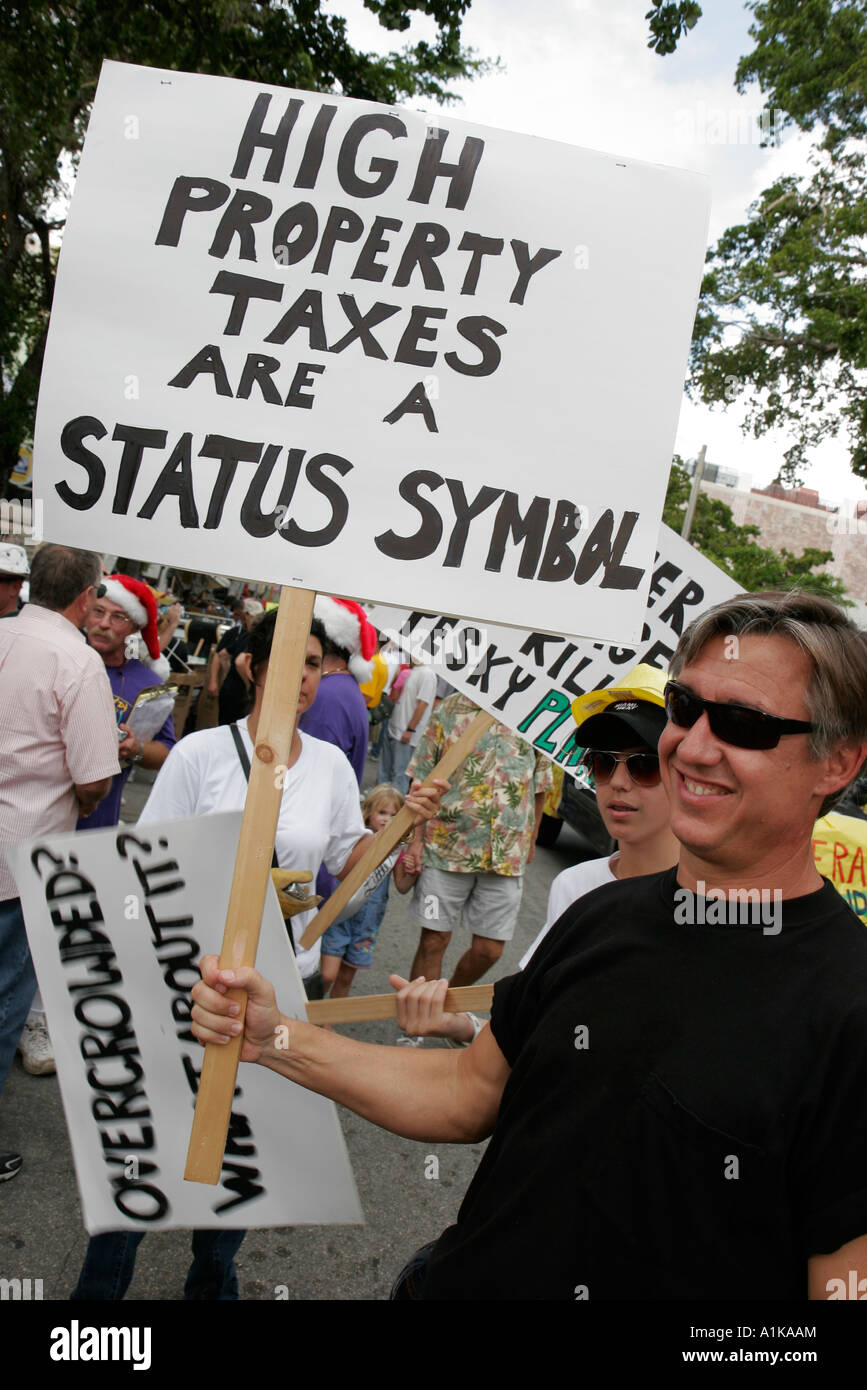 Florida Coconut Grove,King Mango Strut,parade annuelle de satire,drôle,humour,humour,humour,humour,humour,humour,humour,humour,humour,spoof,parodie,homme hommes,signe,taxe foncière,FL0612310 Banque D'Images