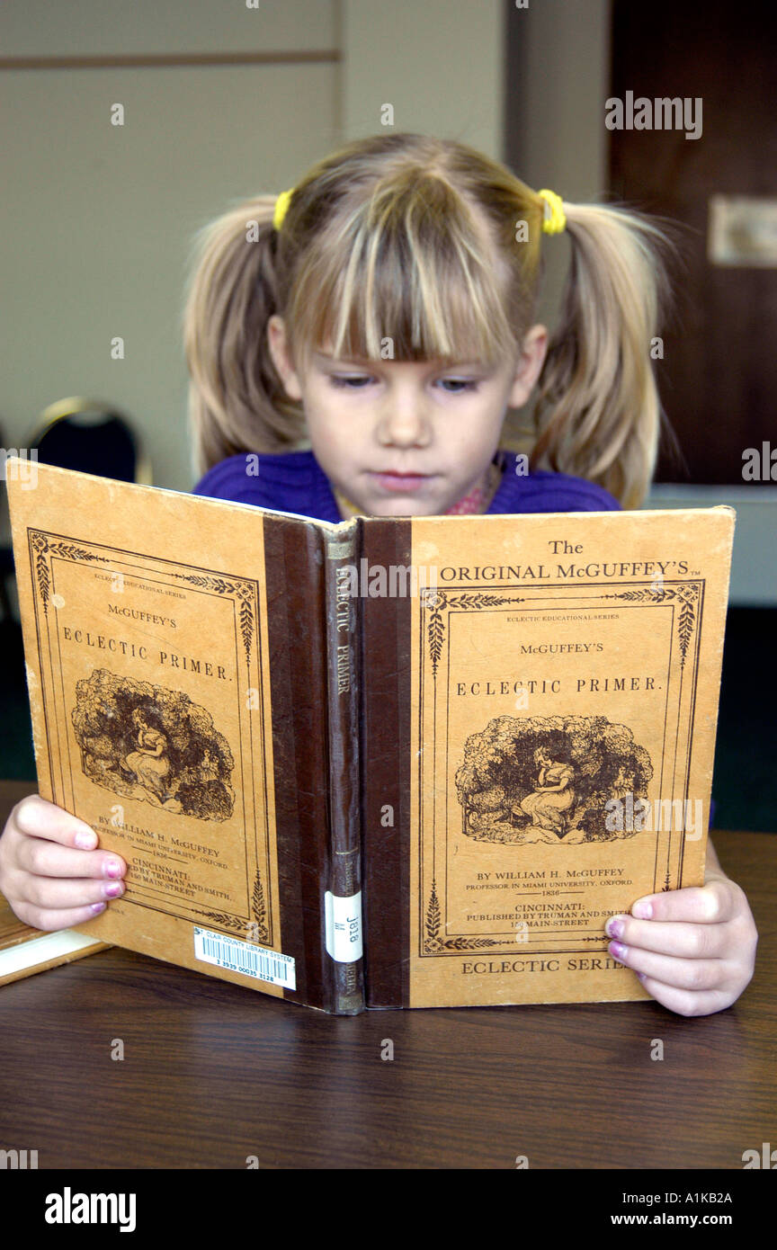 6 ans, fille utilise McGuffey s reader pour apprendre la lecture Banque D'Images