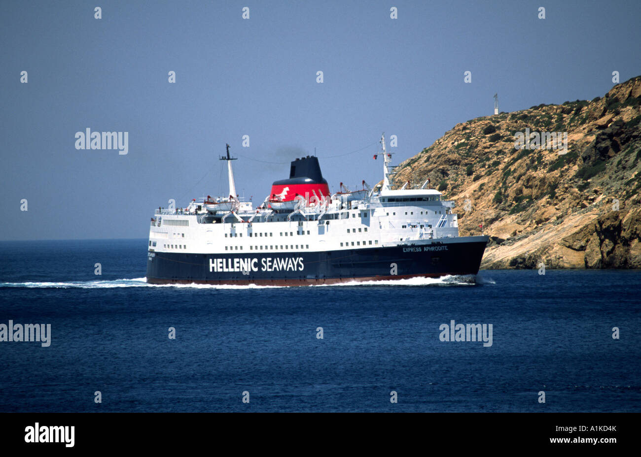 Express Aphrodite Greek Hellenic Seaways ferry arrivant à Serifos Cyclades de l'Ouest dans la mer Égée. Banque D'Images