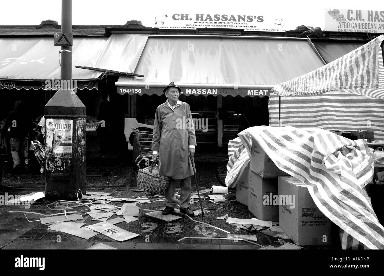 Un homme âgé du shopping au Riddley Marcket Street, East London Banque D'Images