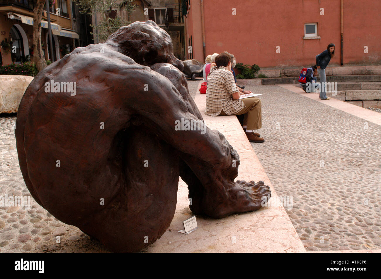 Une sculpture en bronze d'un homme sur le lac face à Malcesine Lac de Garde Italie Banque D'Images