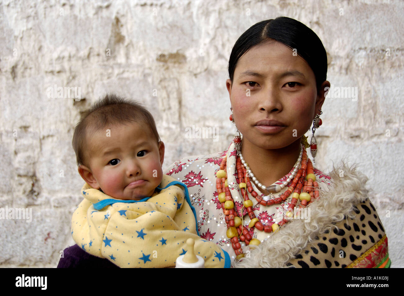 Une femme tenant un bébé tibétain à Lhassa Tibet 19 OCT 2006 Banque D'Images