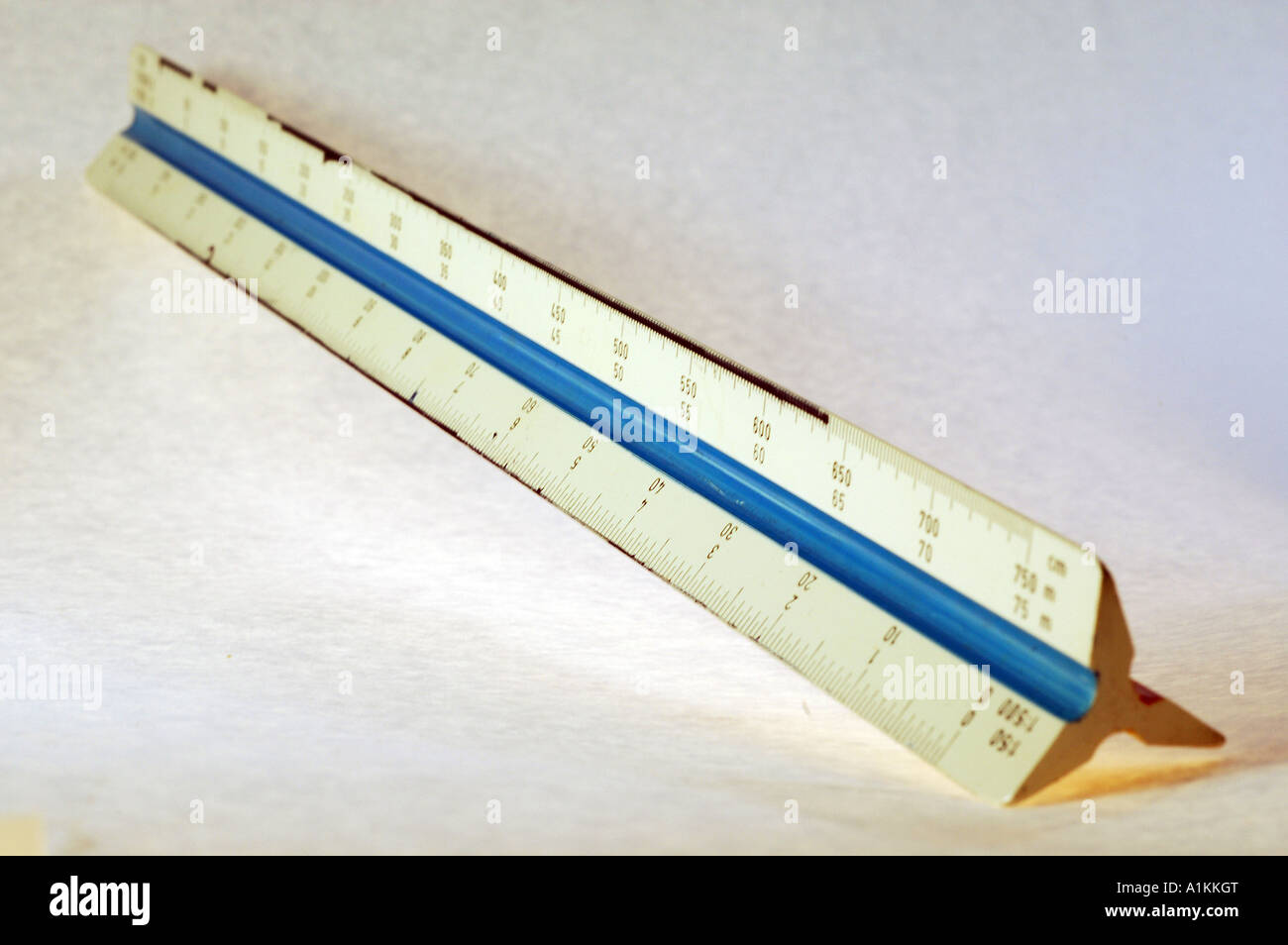 Rapporteur règle échelle sur fond blanc Banque D'Images
