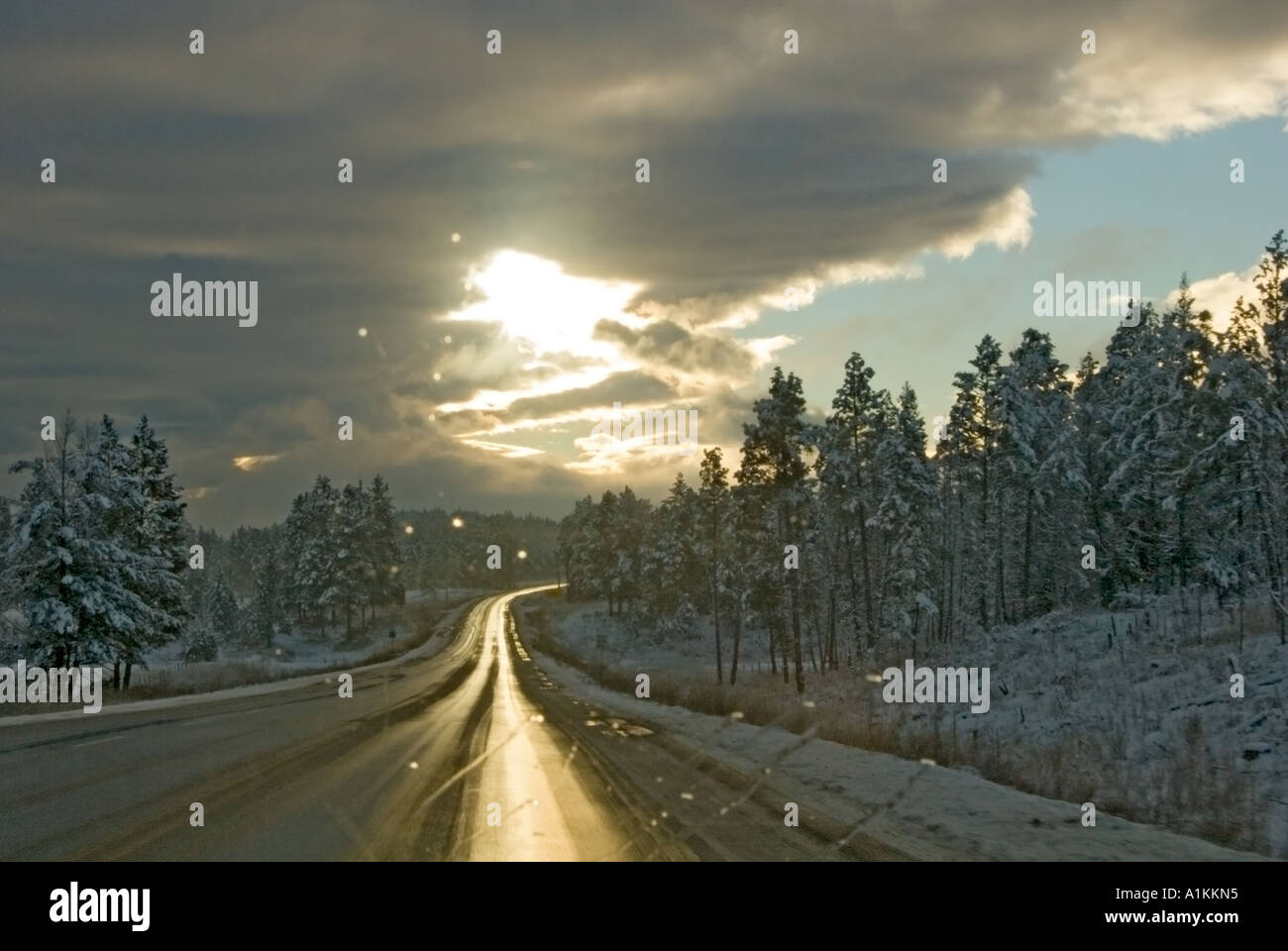 La conduite sur autoroute glacée à l'aube Banque D'Images