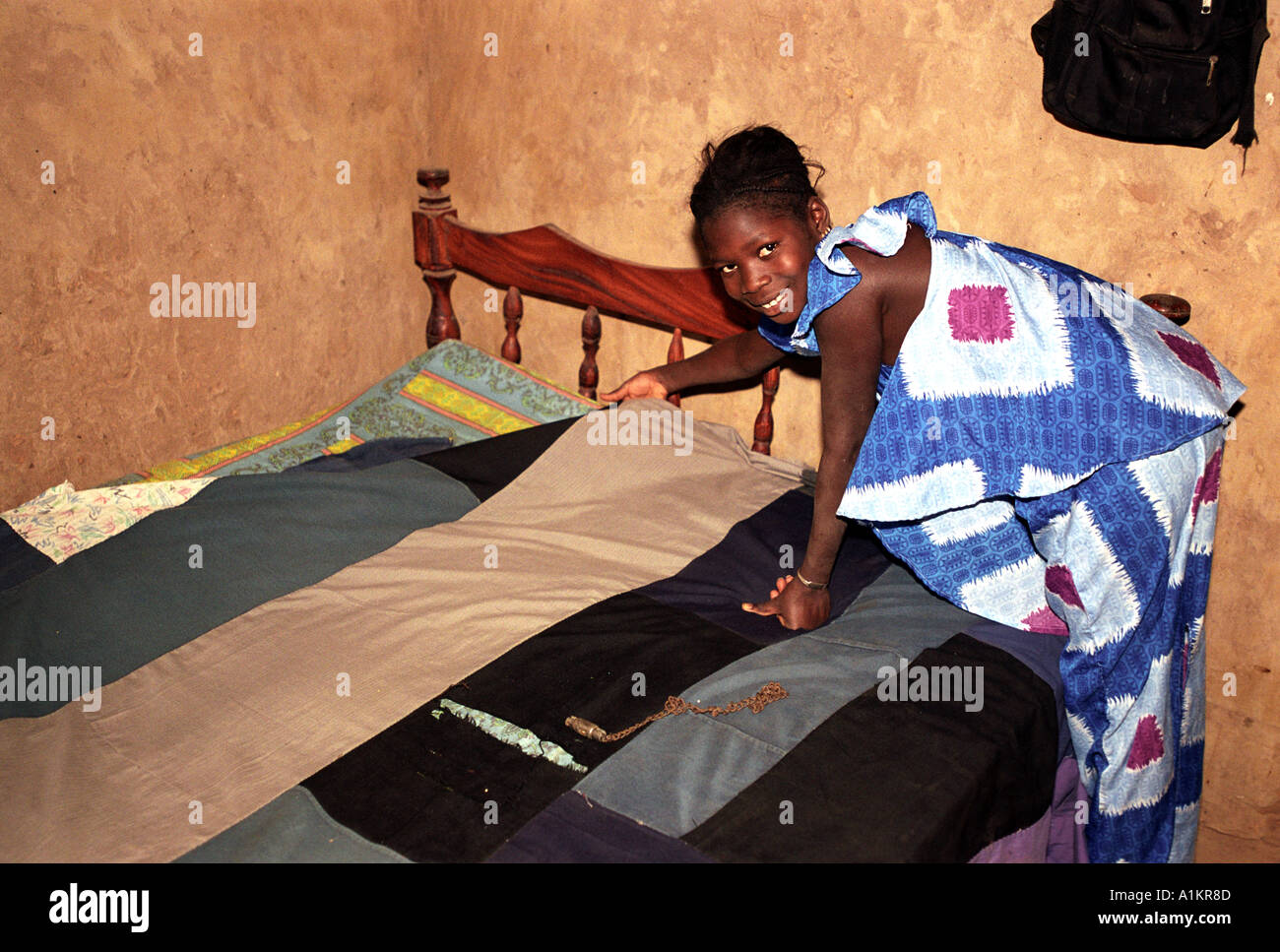 Une femme africaine faisant son lit dans l'Afrique de l'Ouest Gambie Photo  Stock - Alamy