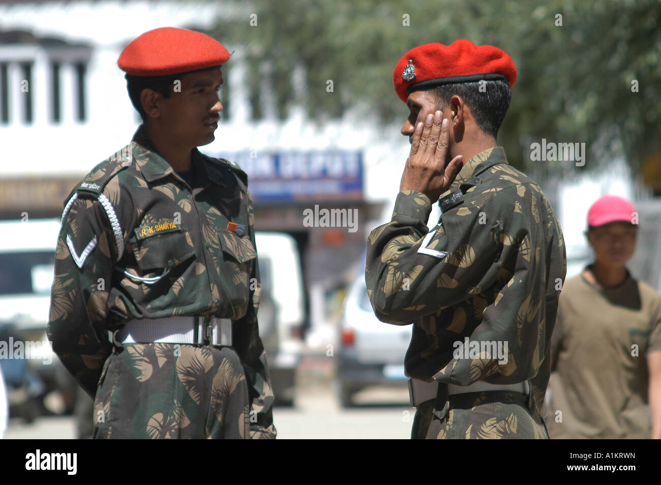 Inde Ladakh région Etat de Jammu-et-Cachemire Leh deux soldats indiens Banque D'Images