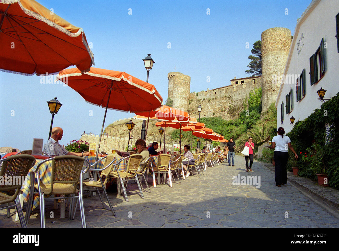 Cafés sur la promenade de la plage de Platja del Reig plage de Tossa de Mar sur la Costa Brava Espagne Banque D'Images