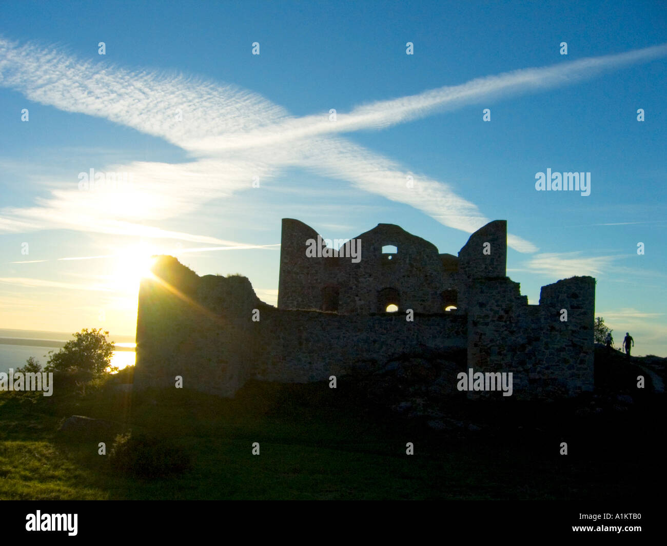 Coucher de soleil derrière la ruine de château Brahehus sur une colline au-dessus du lac Vättern, près de Gränna Suède Banque D'Images