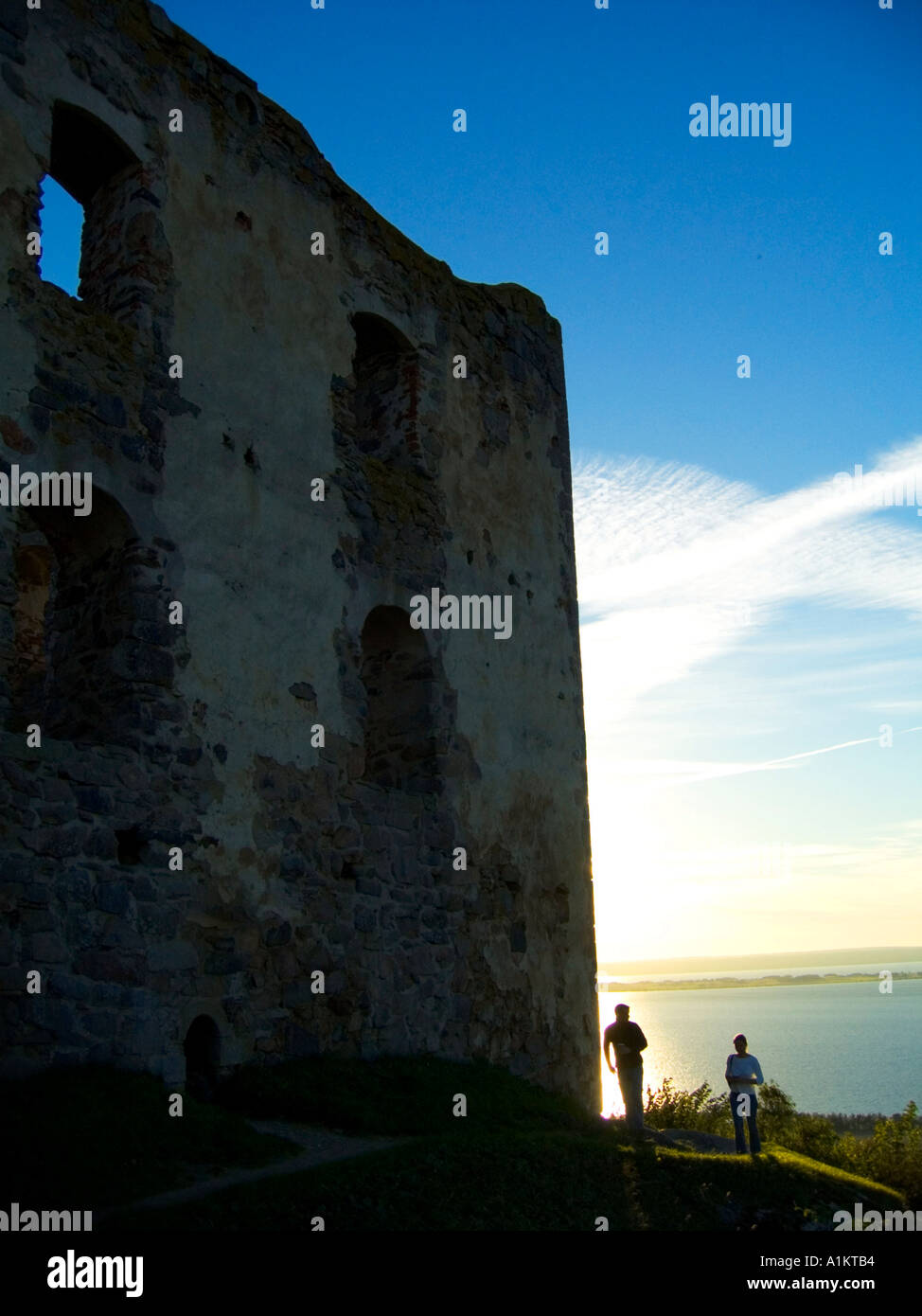 Coucher de soleil derrière la ruine de château Brahehus sur une colline au-dessus du lac Vättern, près de Gränna Suède Banque D'Images