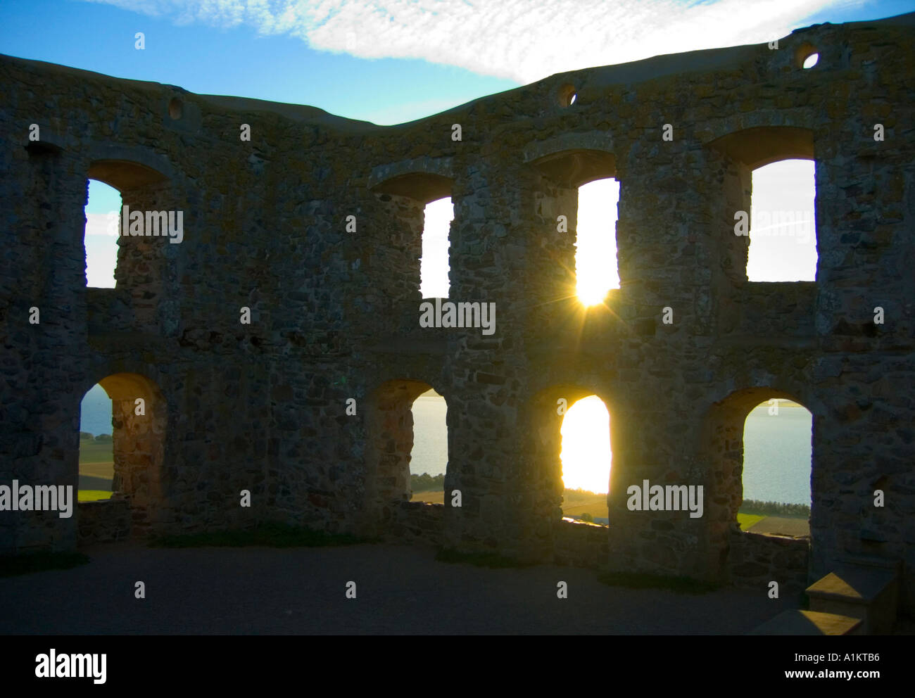 Coucher de soleil derrière la ruine de château Brahehus sur une colline au-dessus du lac Vättern, près de Gränna Suède Banque D'Images