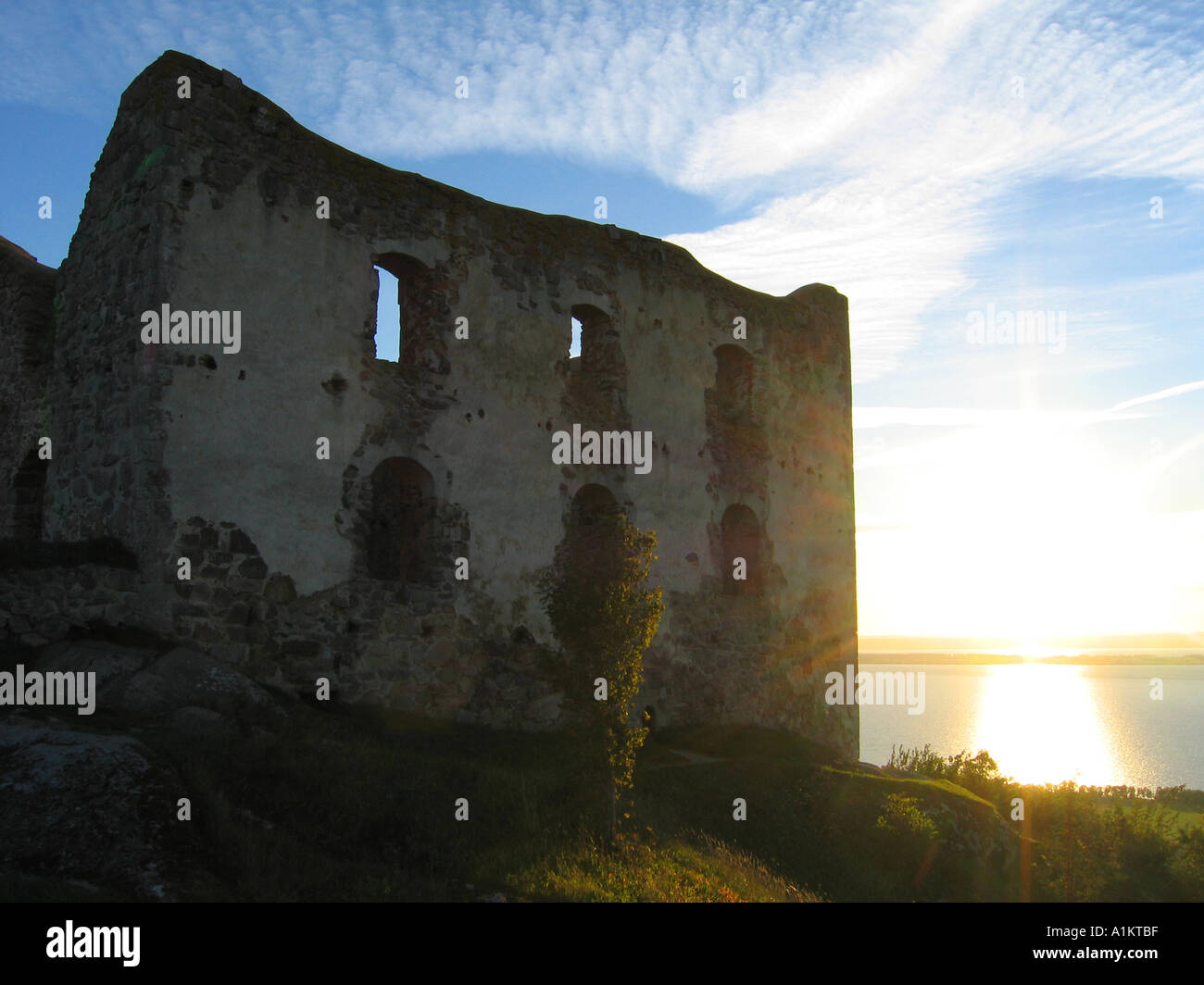 Coucher de soleil derrière la ruine de château Brahehus sur une colline au-dessus du lac Vättern, près de Gränna Suède Banque D'Images